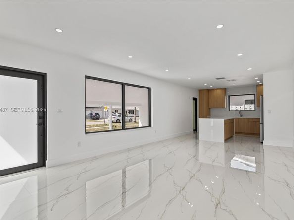 921 W 50th Pl, Hialeah FL 33012