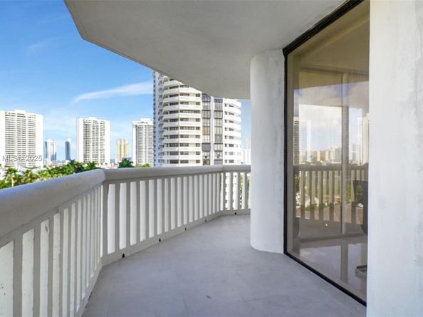 1000 Island Blvd 1004, Aventura FL 33160