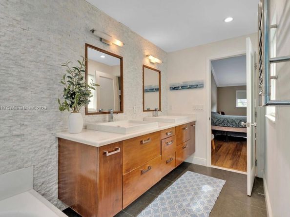 9933 NW 49th Ter, Doral FL 33178