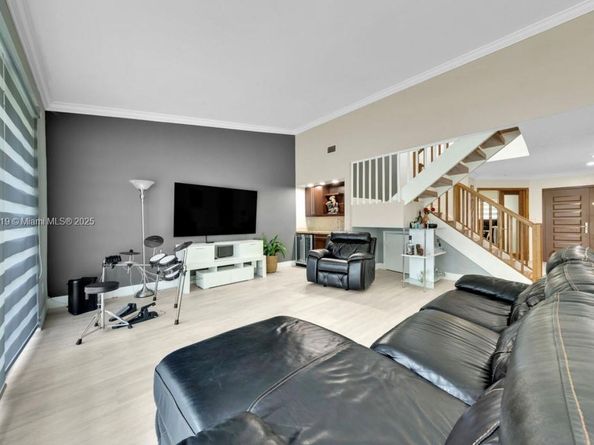 9933 NW 49th Ter, Doral FL 33178