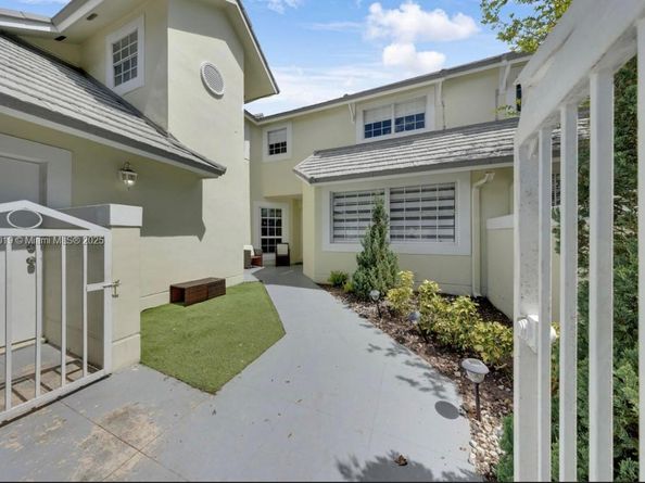 9933 NW 49th Ter, Doral FL 33178