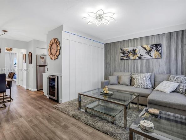 901 SW 11th Ave 17H, Hallandale Beach FL 33009