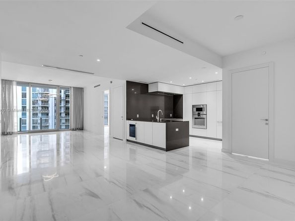 300 Biscayne Boulevard Way 3009W, Miami FL 33131