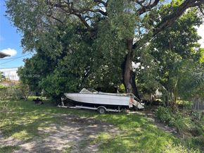 900 NW 75th St, Miami FL 33150