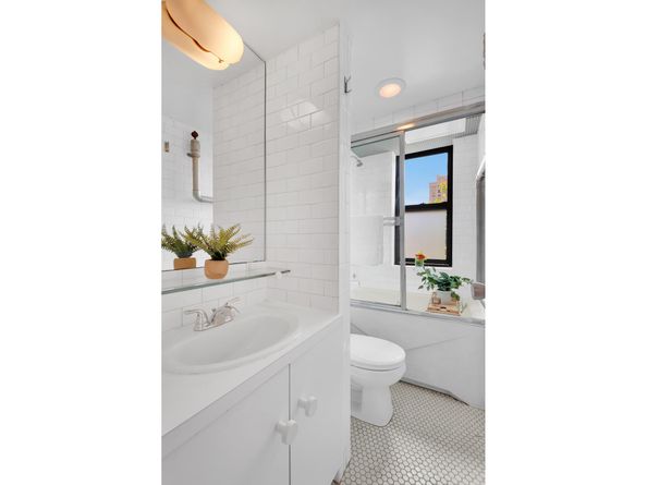 224 East 11th Street 25, New York NY 10003