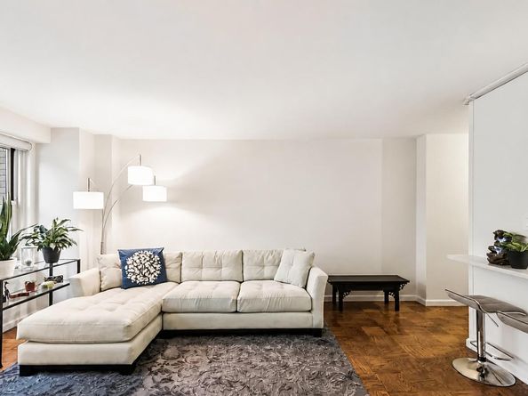 305 East 24th Street 8H, New York NY 10010