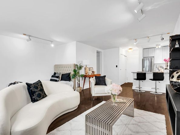 240 East 35th Street 8C, New York NY 10016