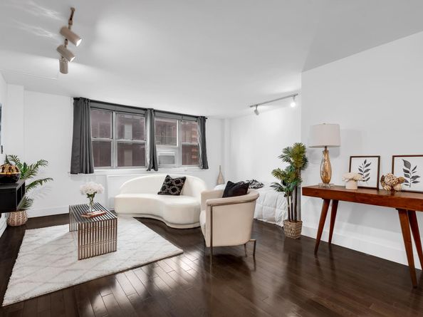 240 East 35th Street 8C, New York NY 10016