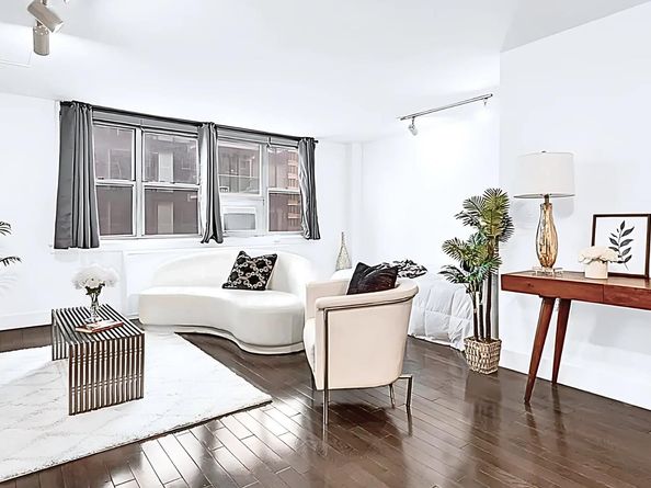240 East 35th Street 8C, New York NY 10016
