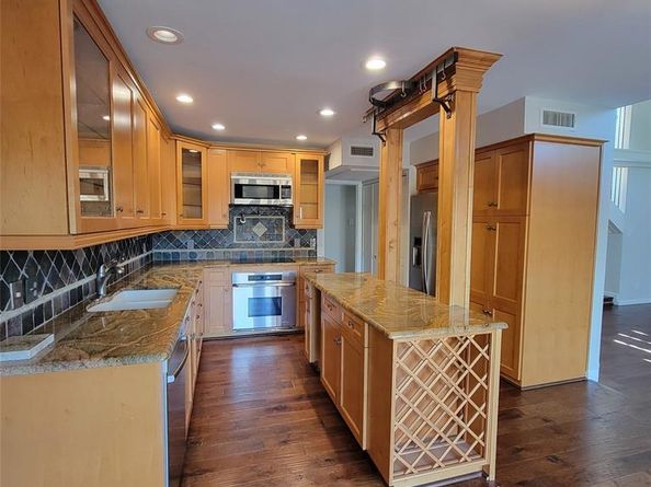 2901  Country Place Circle , Carrollton Texas 75006