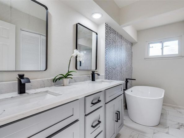 4714  Crownpoint Circle , Dallas Texas 75232