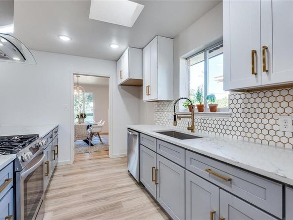 4714  Crownpoint Circle , Dallas Texas 75232