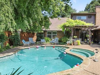 813  Pleasant Valley Lane 