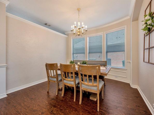 5712  Meadowglen Drive , Denton Texas 76226