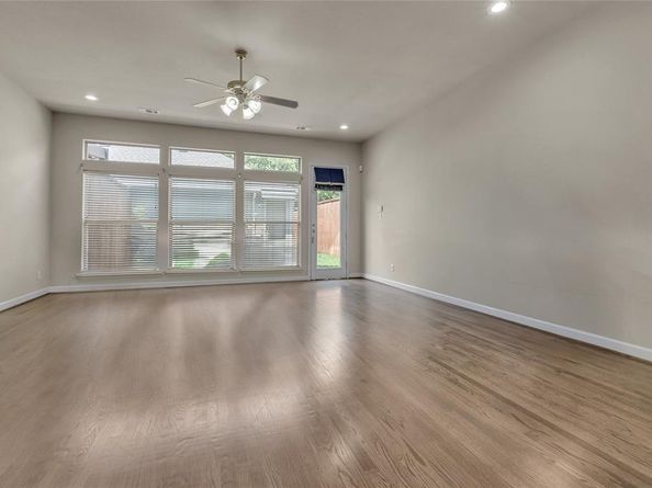 2407  Knight Street , Dallas Texas 75219