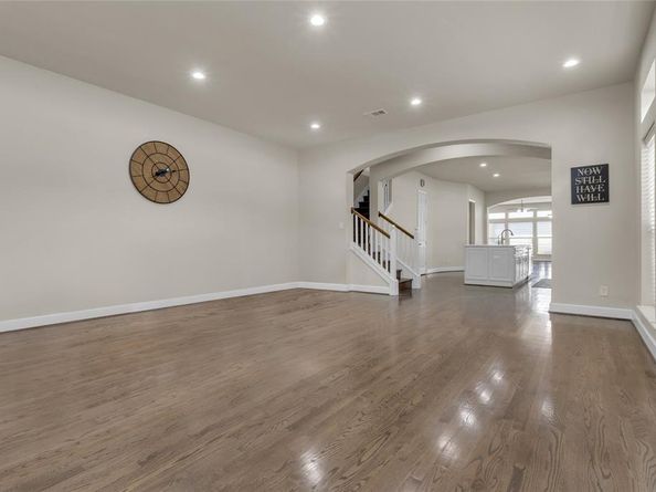 2407  Knight Street , Dallas Texas 75219