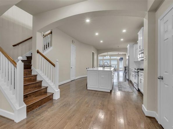2407  Knight Street , Dallas Texas 75219