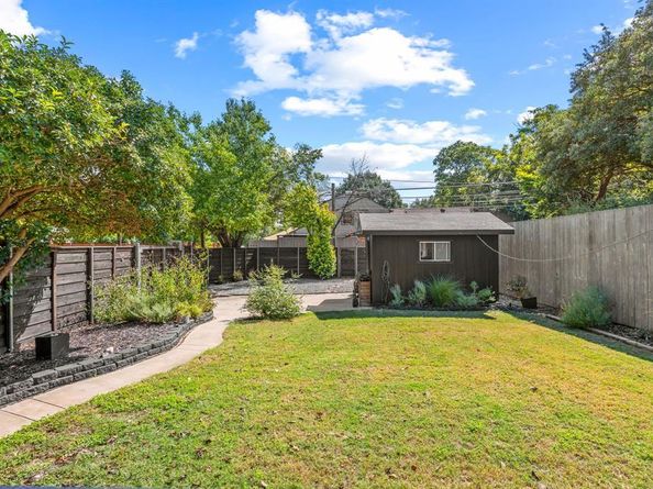938 N Clinton Avenue , Dallas Texas 75208