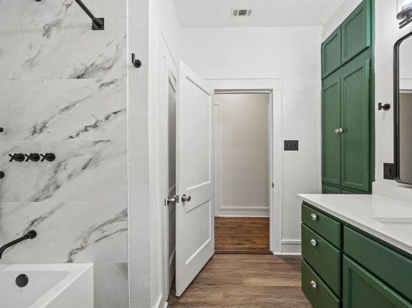 938 N Clinton Avenue , Dallas Texas 75208