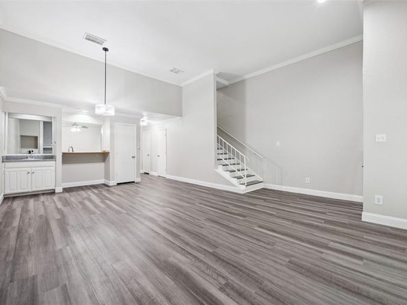 207 E Harwood Road  14, Euless Texas 76039