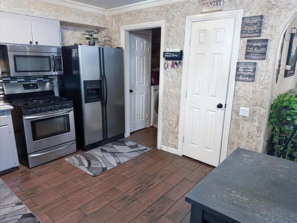705  Parker Circle , Garland Texas 75040