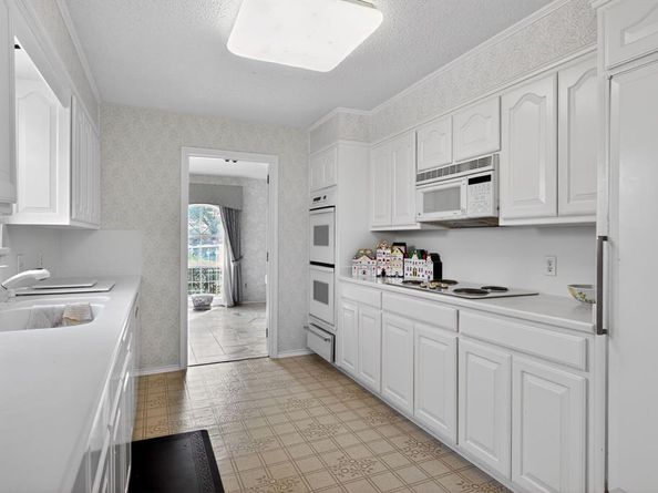 704  Castlewood Lane , Arlington Texas 76012