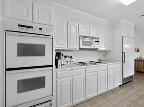 704  Castlewood Lane , Arlington Texas 76012