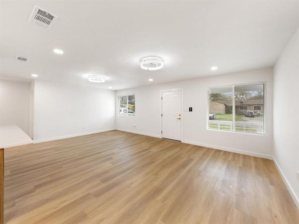 2907  Andrea Lane , Dallas Texas 75228