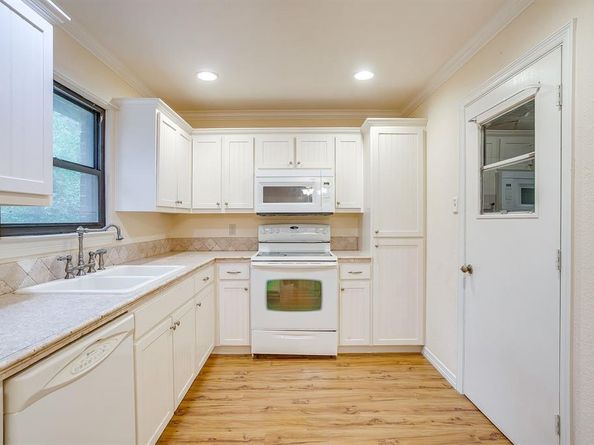 856  Broadway Avenue , Euless Texas 76040