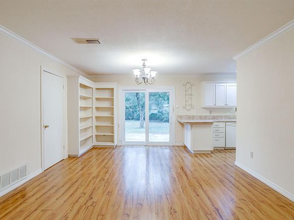 856  Broadway Avenue , Euless Texas 76040