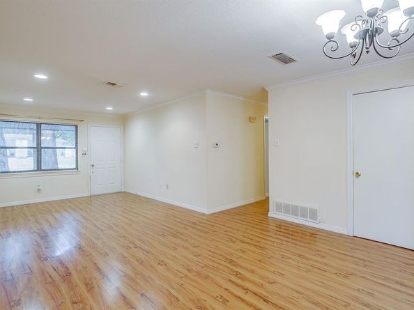 856  Broadway Avenue , Euless Texas 76040