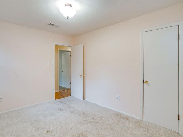 856  Broadway Avenue , Euless Texas 76040