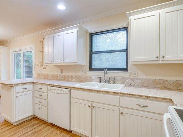 856  Broadway Avenue , Euless Texas 76040