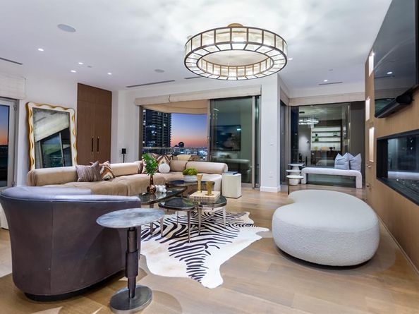 2300  WOLF Street  7D, Dallas Texas 75201