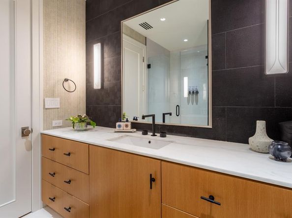 2300  WOLF Street  7D, Dallas Texas 75201