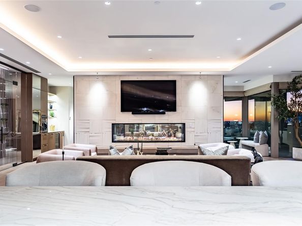 2300  WOLF Street  7D, Dallas Texas 75201