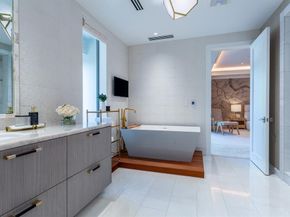 2300  WOLF Street  7D, Dallas Texas 75201