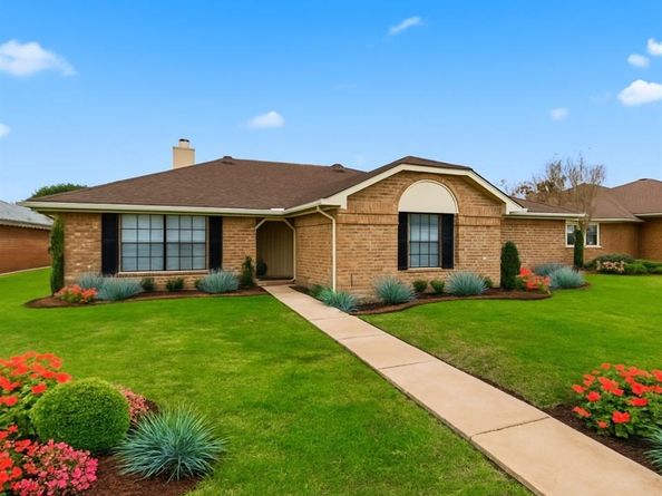 1534  Autumn Breeze Lane , Lewisville Texas 75077