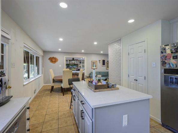 9835  Estate Lane , Dallas Texas 75238