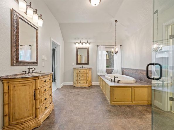 1808  Lakes Edge Boulevard , Mansfield Texas 76063