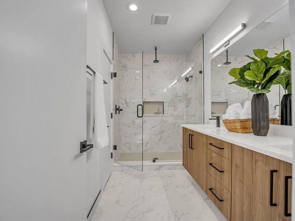 3612  San Jacinto   107, Dallas Texas 75204