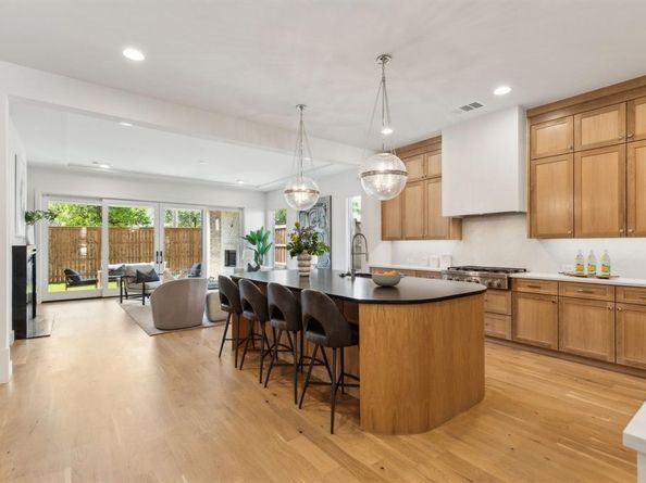 7611  Caillet Street , Dallas Texas 75209