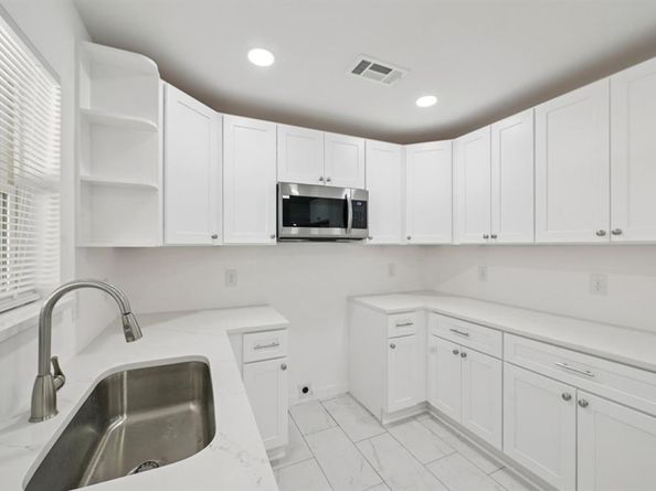 1428  Hawley Lane , Dallas Texas 75217