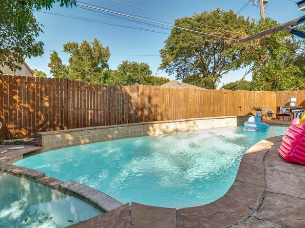 2435 W 10th Street , Dallas Texas 75211