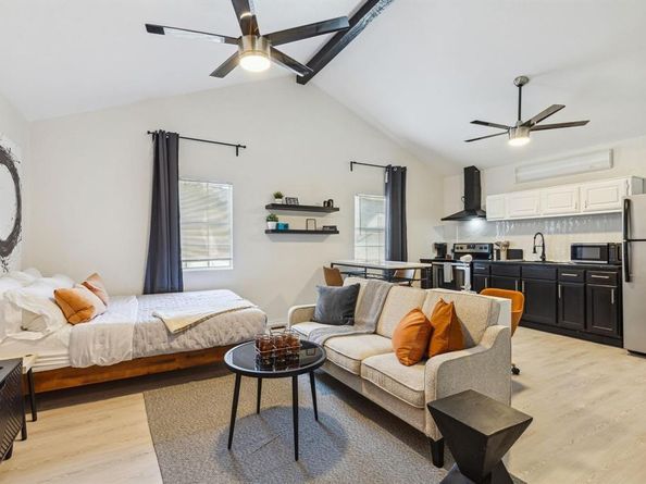 2435 W 10th Street , Dallas Texas 75211