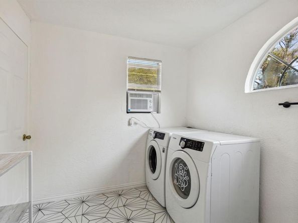 2435 W 10th Street , Dallas Texas 75211