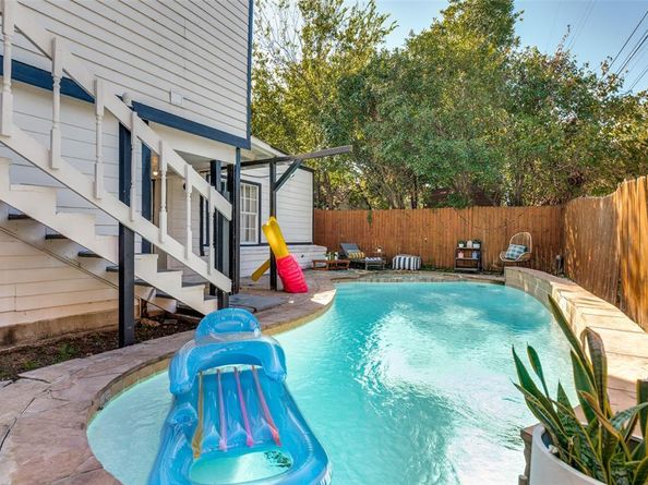 2435 W 10th Street , Dallas Texas 75211