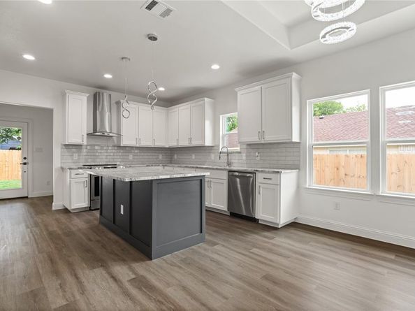 1015  Stella Street , Fort Worth Texas 76104