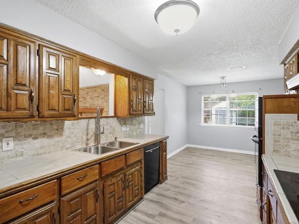 2202  Canyonwood Drive , Arlington Texas 76012