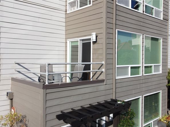 4004 Beach Drive SW 205, Seattle WA 98116